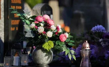 Jak odnaleźć grób bliskiej osoby i ile kosztuje miejsce na cmentarzu komunalnym w Pile?