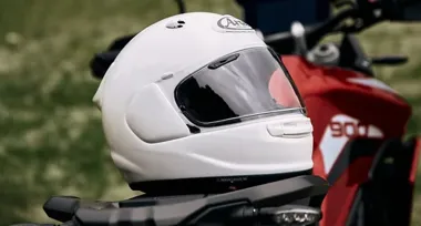 Na co zwrócić uwagę, wybierając najlepsze kaski Arai do jazdy sportowej i turystycznej?