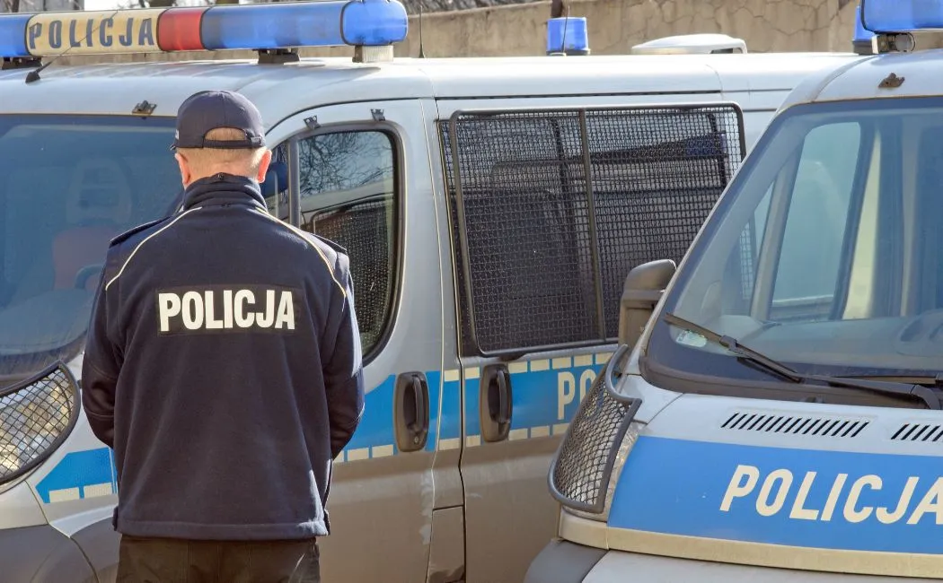 Nocna agresja w Pile: Mężczyzna uszkodził zaparkowany samochód