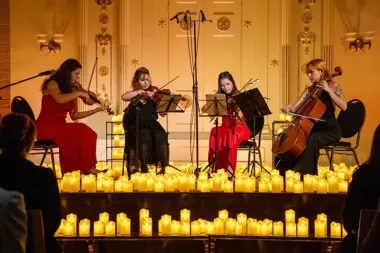 Grafika promocyjna wydarzenia Koncert przy świecach: ABBA i Queen w Pile