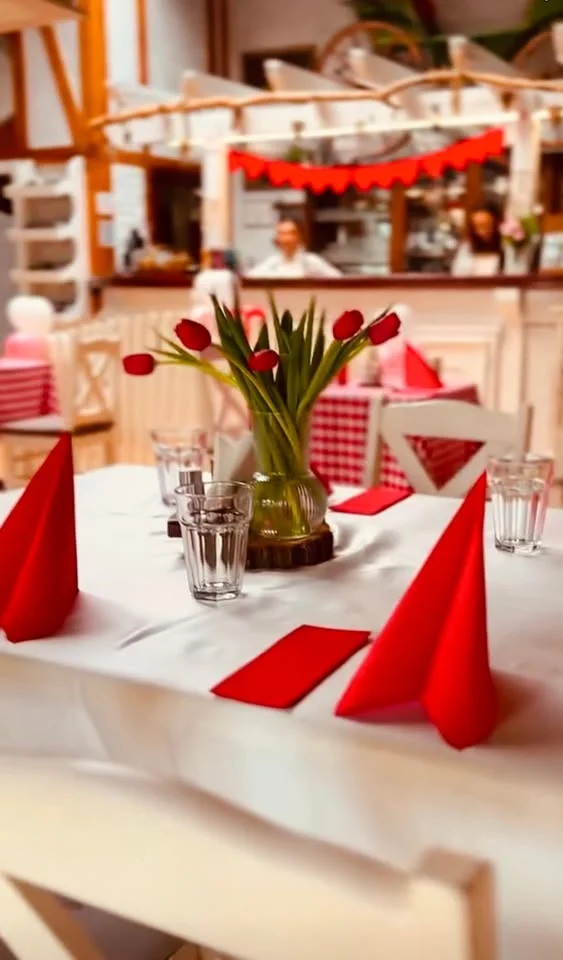 Grafika promocyjna wydarzenia Walentynki w Restauracji Stajnia w Pile — kolacja 14–15 lutego