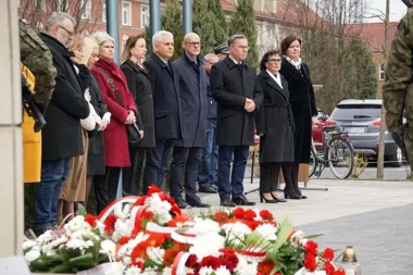 Piła oddała hołd ofiarom Katynia przy dwóch miejskich pomnikach