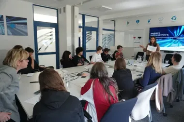 Uczniowie z Piły zobaczyli zakład, w którym kolejowe części jadą na świat