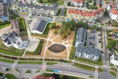 69 drzew i ogród deszczowy. Rynek Koszycki ma nową zieloną przestrzeń
