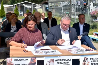 Piła dokłada pieniądze do zwierzęcych działań. W tle karmienie i zabiegi