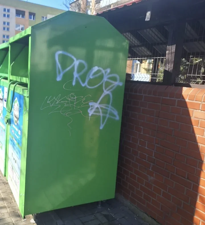 Spray, alkohol i gorący uczynek - wandale wpadli na pilskim osiedlu