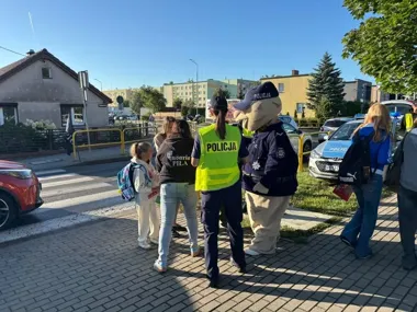 Sierżant Pyrek pomagał dzieciom na przejściu. Policjanci pilnowali kierowców