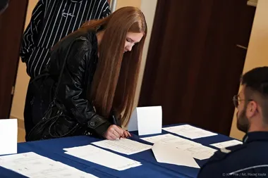 Uczniowie sięgnęli po telefony podczas debaty o używkach w Pile