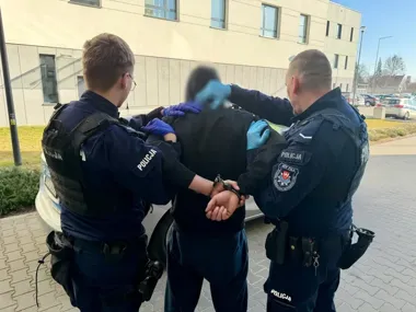 Piła - pięcioosobowa grupa wymusiła auto i telefon przy użyciu noża