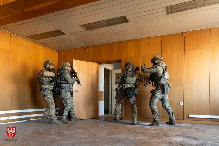 Była komenda jako poligon – około **150** strażaków i kontrterroryści ćwiczą