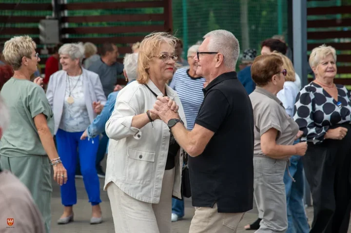 Seniorzy znów ruszyli do tańca. Letnia tradycja w Pile nie zwalnia