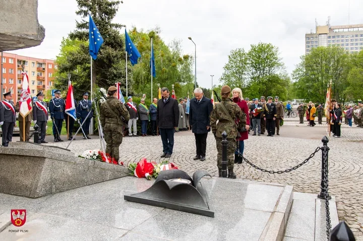 Piła oddała hołd ofiarom wojny. Pod pomnikiem stanęło wiele środowisk