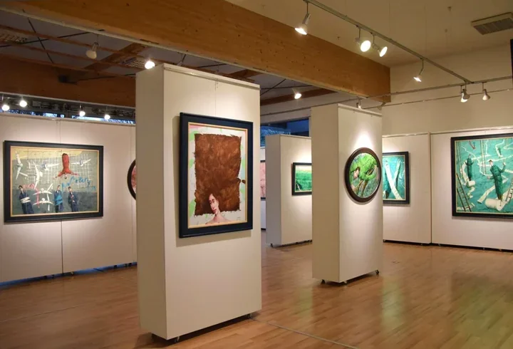 W BWA pojawiły się najnowsze pejzaże Marszałka i jego charakterystyczne postacie