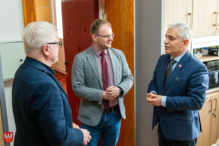 Zielony plac zabaw ma odmienić teren kolejki w Białośliwiu