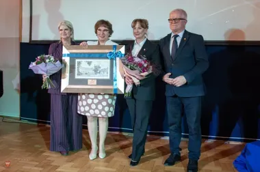 Nowy sztandar i 15 tysięcy absolwentów. Ekonomik w Pile ma 80 lat