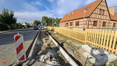 Nowy chodnik przy skansenie. 230 metrów bezpiecznego dojścia w Osieku