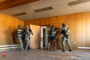 Była komenda jako poligon – około **150** strażaków i kontrterroryści ćwiczą