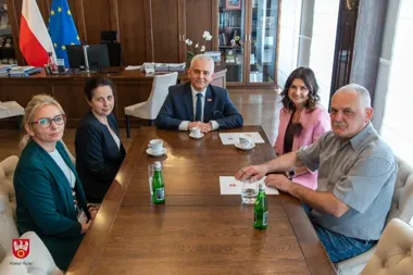W pilskim starostwie doceniono dwa jubileusze pracy 30 i 20 lat służby