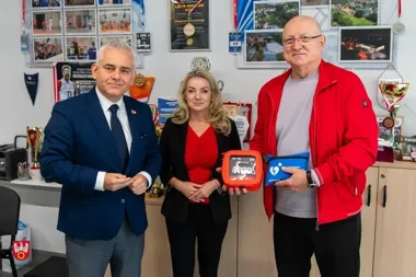 Mobilny AED trafił do szkoły sportowej w Pile. Pomoże także podczas zawodów