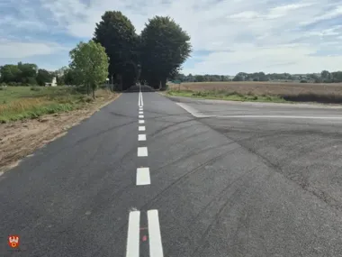 1,2 km nowej nawierzchni na trasie Skrzatusz–Pluty. Zmieniono też skrzyżowanie