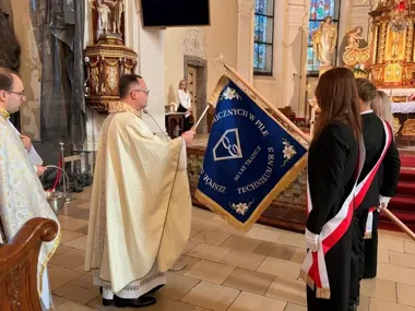 Nowy sztandar Ekonomika poświęcony. Ma łączyć 80 lat tradycji z przyszłością