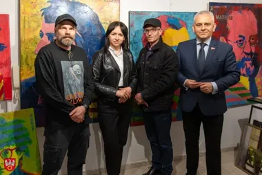 Muzyczne portrety Filipa Kowalskiego przyciągają do nowej galerii w Pile