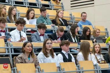 Młodzi oratorzy w Pile – Trzcianka zwycięzcą regionalnego etapu debat oksfordzkich