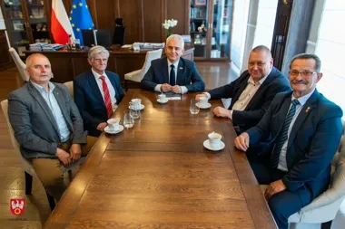 W Pile wróciły początki powiatu. Byli starostowie spotkali się przy jednym stole