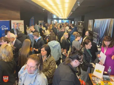 W Pile tłum szukał pracy. Targi połączyły firmy i tych, którzy chcą zmiany