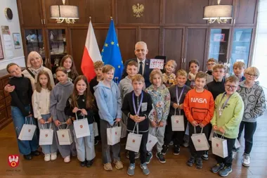 Urzędowe korytarze bez nudy. Uczniowie STO zajrzeli za kulisy starostwa