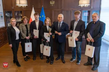 Uczniowie Ekonomika u starosty – nagrody, stypendia i pasja, która procentuje