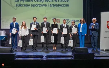 Maturzyści z Piły pożegnani z rozmachem. Padły mocne słowa o przyszłości