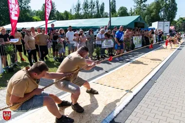 Mundurowi znów chwycą za linę, a stadion w Pile zapełni się emocjami