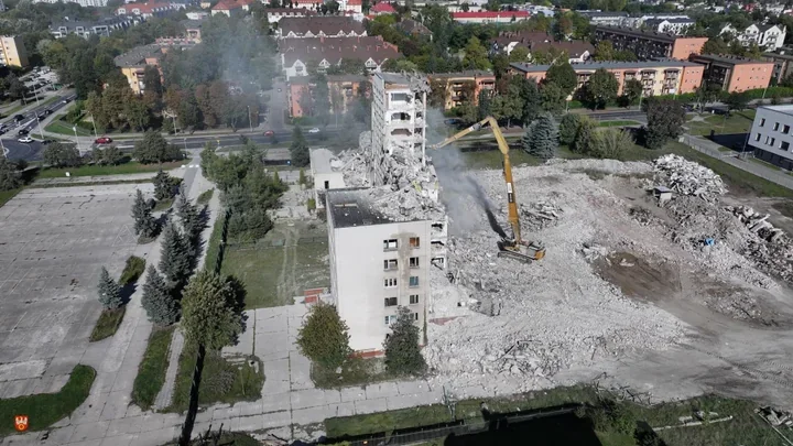 Była komenda policji w Pile znika z krajobrazu. Rozbiórka potrwa do końca roku