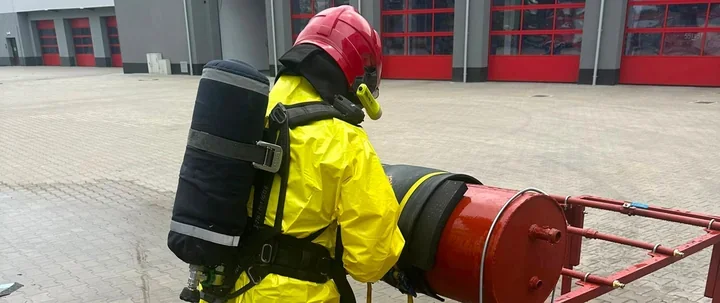 Strażacy z Piły zbudowali trenażer do wycieków chemicznych