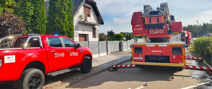 Pożar domu w Dolaszewie. Ogień objął poddasze i dach