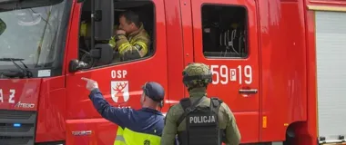 Uzbrojony napastnik, pożar i ewakuacja - strażacy ćwiczyli w hucie szkła w Ujściu
