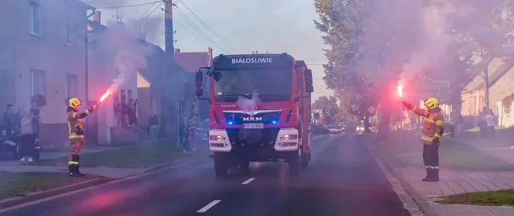 Nowy wóz dla OSP Białośliwie, starszy trafił do Krostkowa